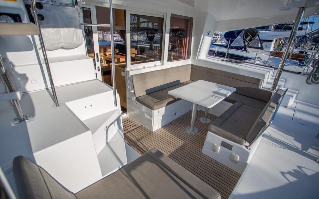 Lagoon 400 boat lounge. Boats in Paros. Charter a Boat.