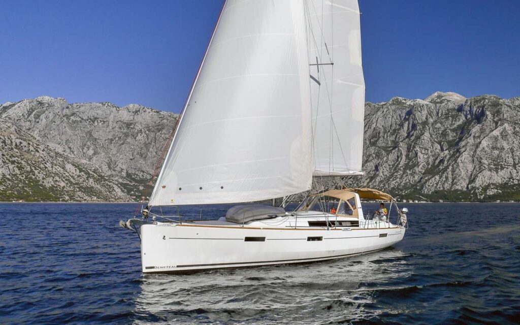 Oceanis 45 boat sails open. Boats in Paros. Charter a Boat.